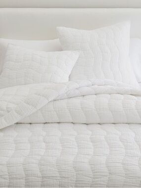 NWT! Pottery Barn Cloud Quilt White King